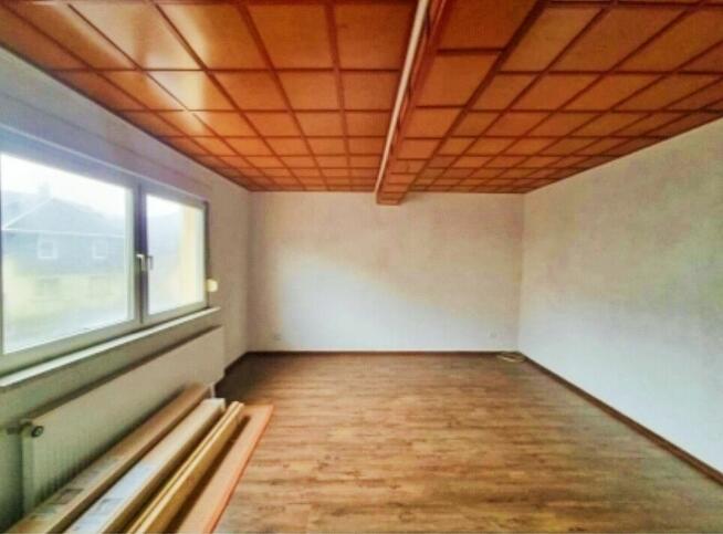 Niemcy Dom piętrowy z tarasem KW do zamieszkania. Nowy dach.