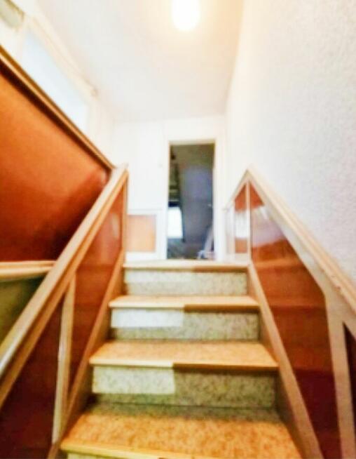 Niemcy Dom piętrowy z tarasem KW do zamieszkania. Nowy dach.