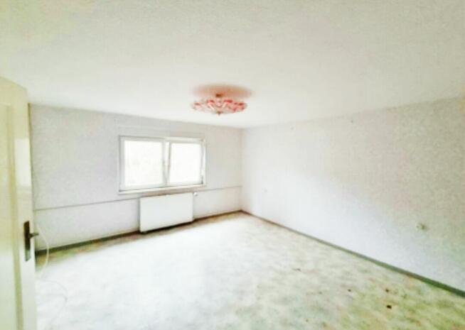 Niemcy Dom piętrowy z tarasem KW do zamieszkania. Nowy dach.