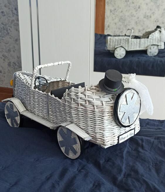 samochód z papierowej wikliny