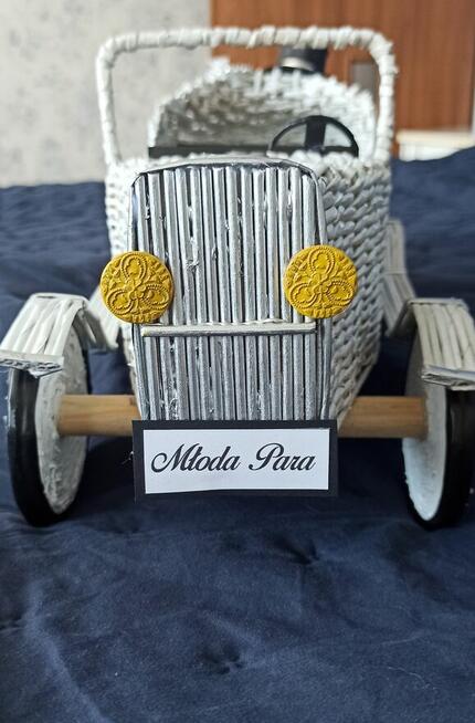 samochód z papierowej wikliny