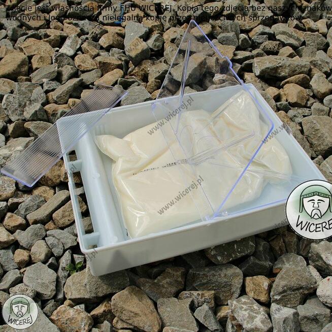 Podkarmiaczka skrzynkowa plastikowa 1,5L dla Pszczół na syro