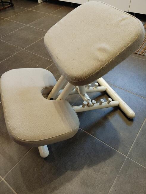 Klękosiad drewniany biały