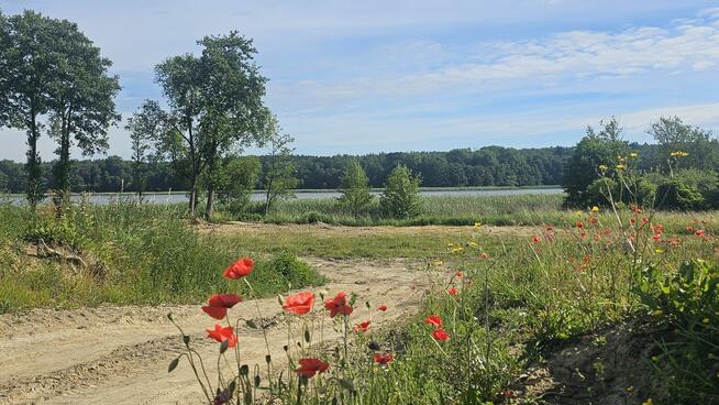 Atrakcyjna działka nad jeziorem z plażą