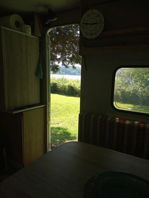 Przyczepa kempingowa z miejscem nad jeziorem