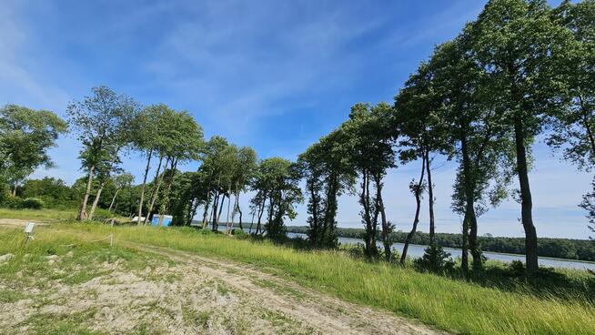 Atrakcyjna działka nad jeziorem z plażą
