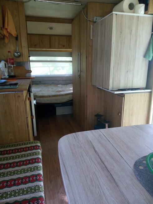 Przyczepa kempingowa z miejscem nad jeziorem