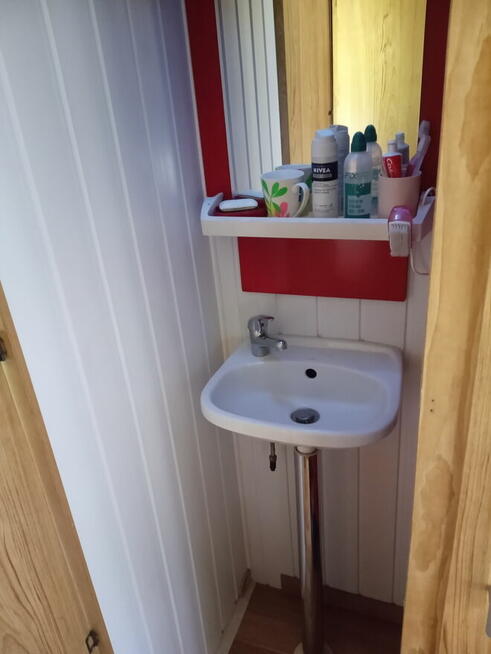 Przyczepa kempingowa z miejscem nad jeziorem