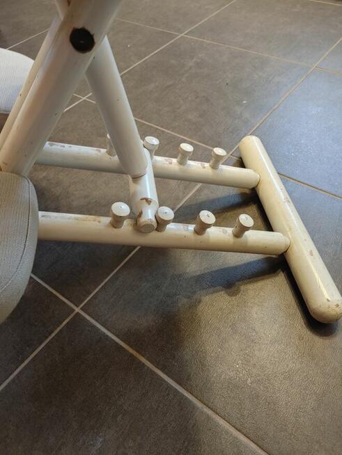 Klękosiad drewniany biały