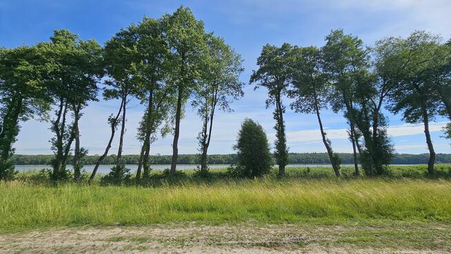 Atrakcyjna działka nad jeziorem z plażą