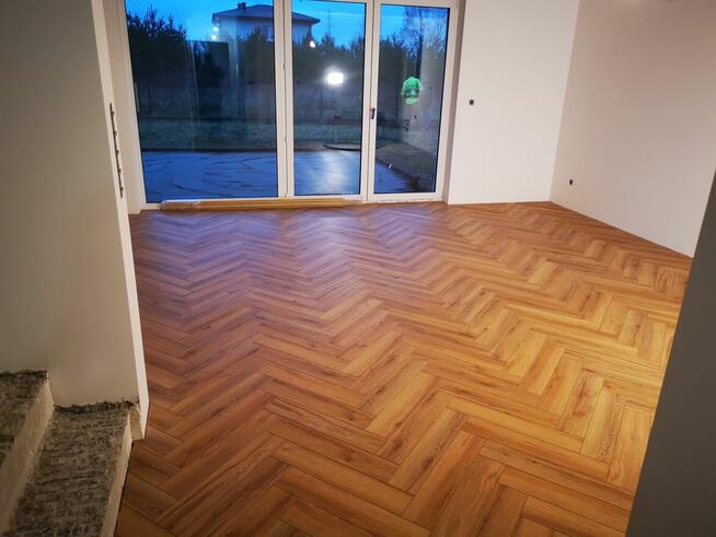 Układanie paneli podłogowych, montaż listew