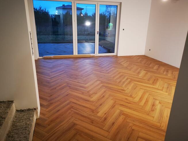 Układanie paneli podłogowych, montaż listew