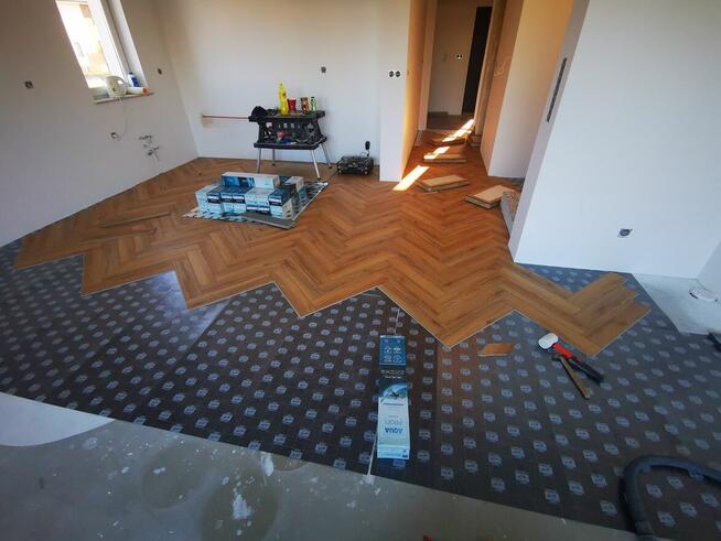 Układanie paneli podłogowych, montaż listew