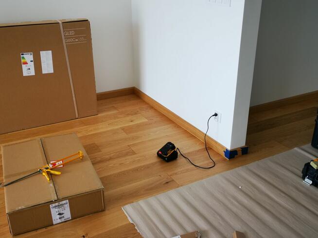 Układanie paneli podłogowych, montaż listew