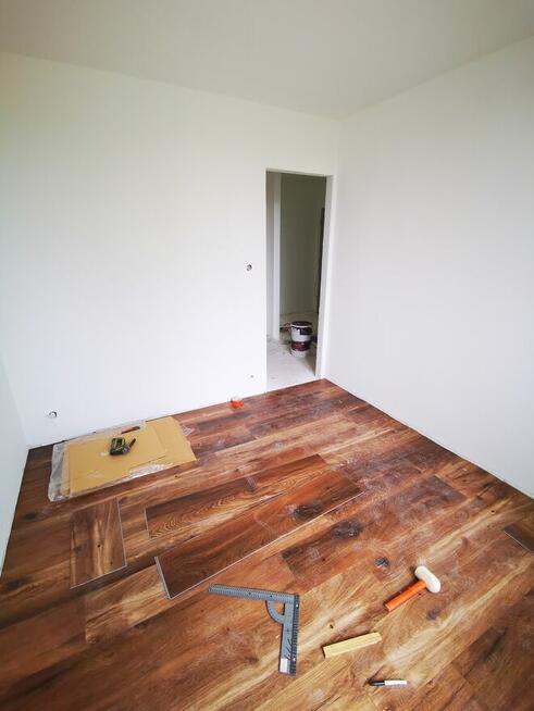 Układanie paneli podłogowych, montaż listew