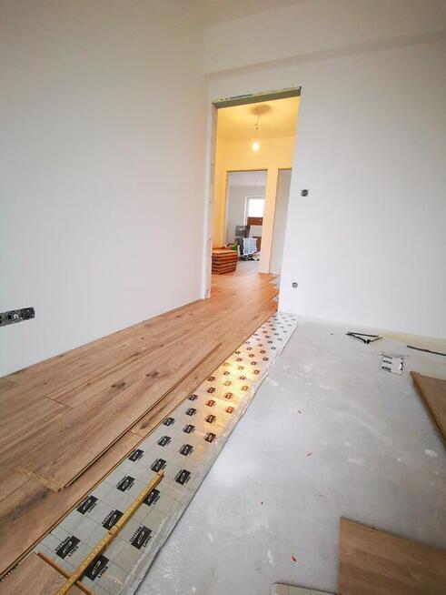 Układanie paneli podłogowych, montaż listew