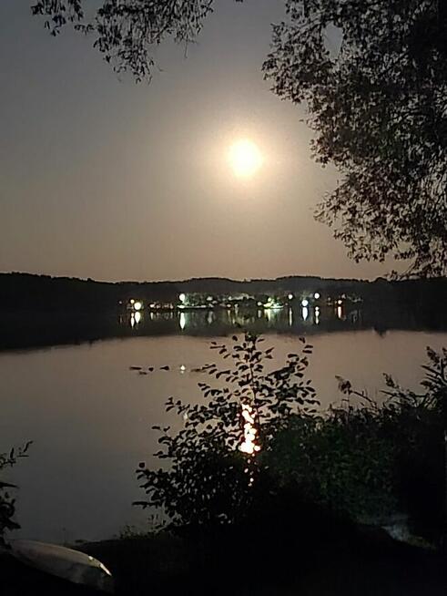 Kawa z widokiem na jezioro? Mazurskie pokoje czekają!