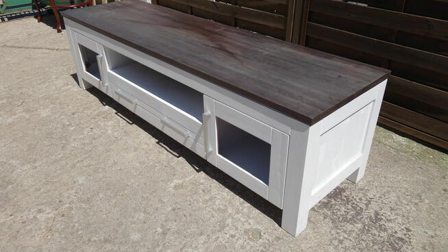 Drewniana szafka RTV pod telewizor biała