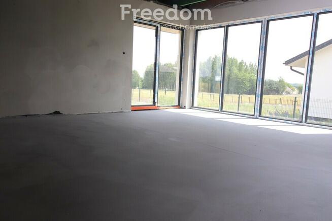 Nowy parterowy dom z pompą ciepła.