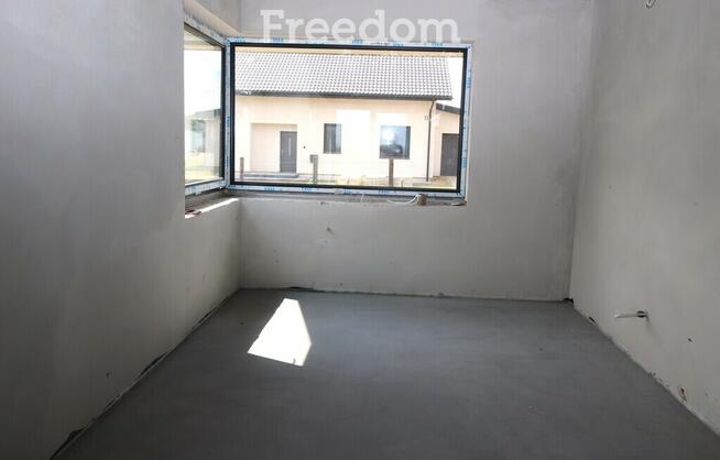 Nowy parterowy dom z pompą ciepła.