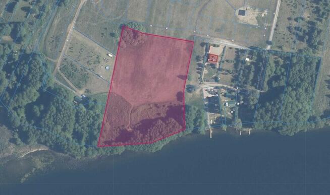 Inwestycyjny grunt z linią brzegową jeziora Lubie