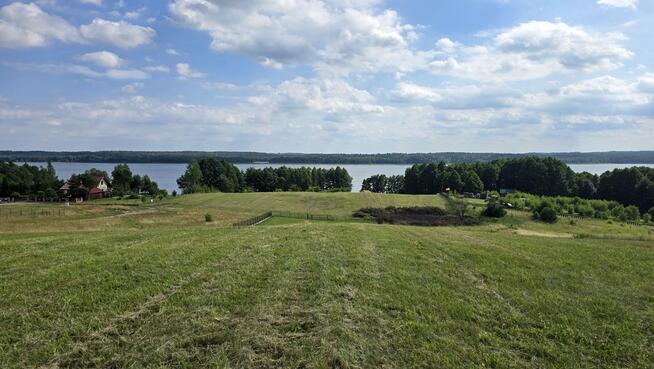 Inwestycyjny grunt z linią brzegową jeziora Lubie