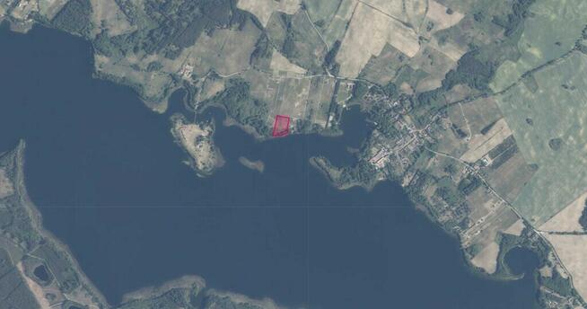 Inwestycyjny grunt z linią brzegową jeziora Lubie