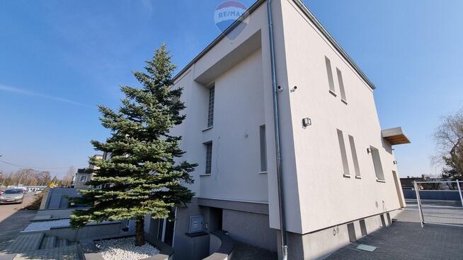 Ładny budynek rekuperacja fotowoltaika parking