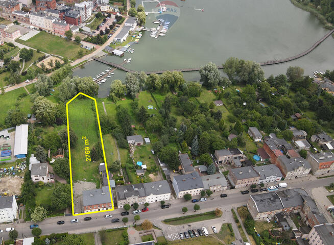 Kamienica w Chełmży nad brzegiem jeziora