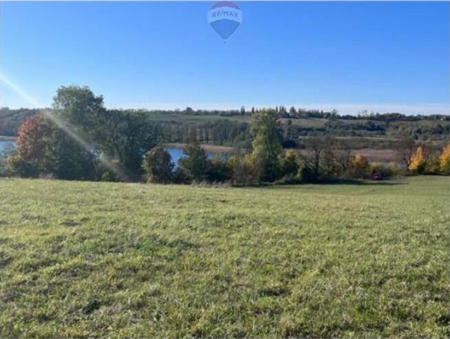 Piękna działka z dostępem do jeziora