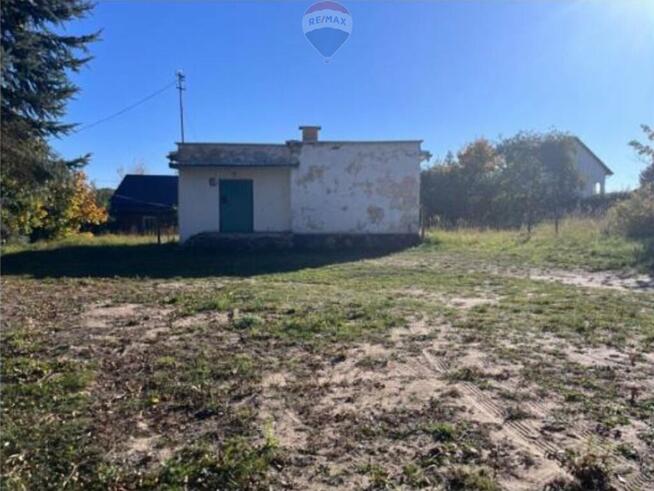 Działka w sercu mazurskiej wsi pomiędzy jeziorami