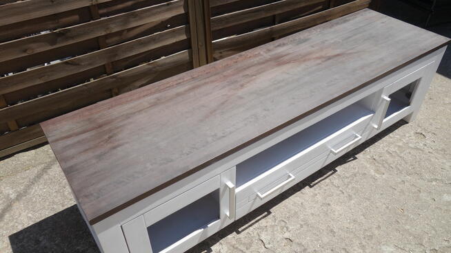 Drewniana szafka RTV pod telewizor biała