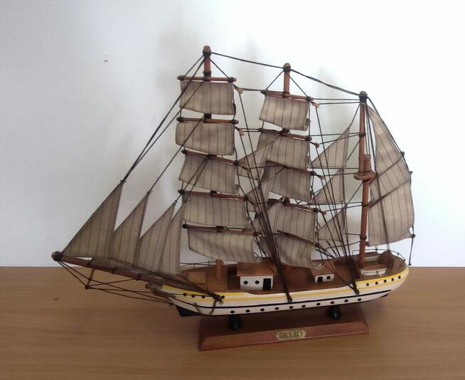 Model żaglowca Gorch Fock – ręcznie wykonany, drewniany