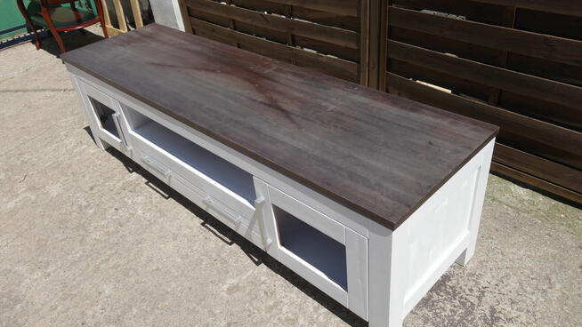 Drewniana szafka RTV pod telewizor biała