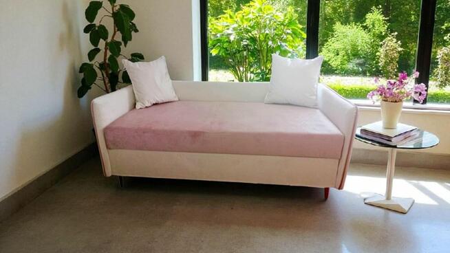 Sofa rozkładana z pojemnikiem na pościel