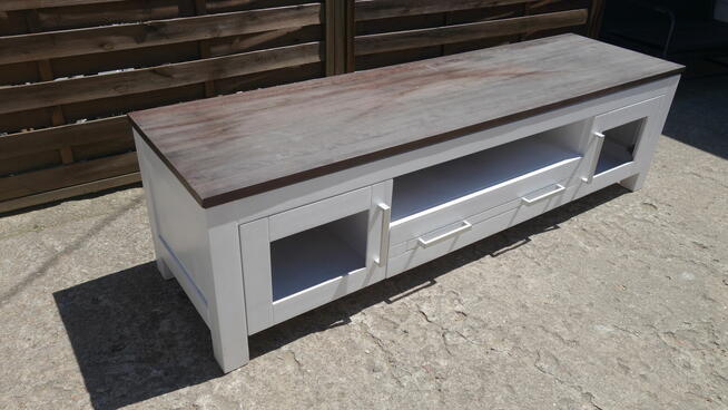 Drewniana szafka RTV pod telewizor biała