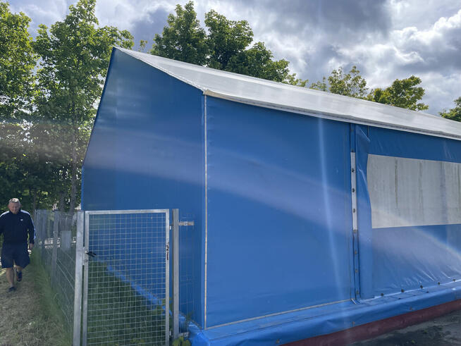 Syndyk sprzeda halę namiotową o wym. ok. 9 x 32,8m