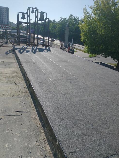 Prace dekarskie układanie papy termozgrzewalnej.