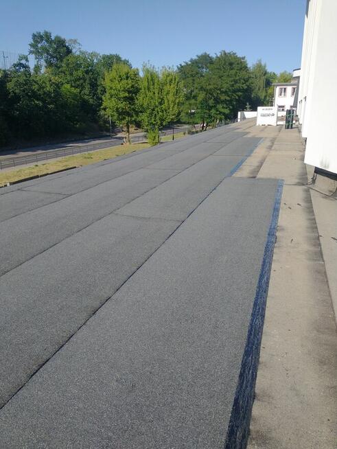 Prace dekarskie układanie papy termozgrzewalnej.