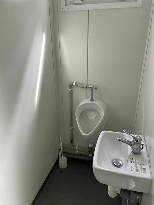 Syndyk sprzeda halę namiotową 10x23m z zapleczem sanitarnym