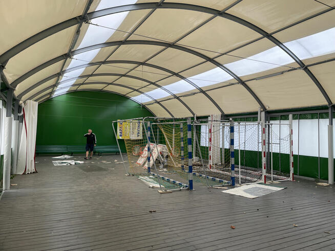 Syndyk sprzeda halę namiotową 10x23m z zapleczem sanitarnym