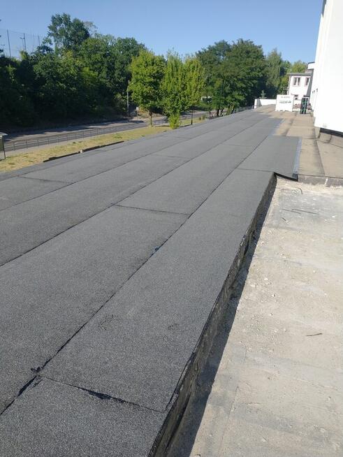 Prace dekarskie układanie papy termozgrzewalnej.