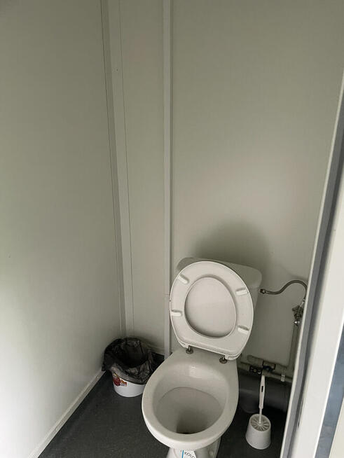 Syndyk sprzeda halę namiotową 10x23m z zapleczem sanitarnym