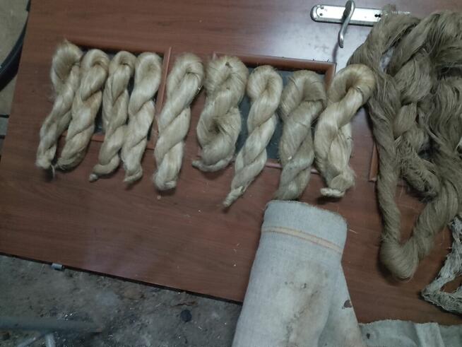 Stare krosna oraz wyroby zamieszczone na zdjęciach