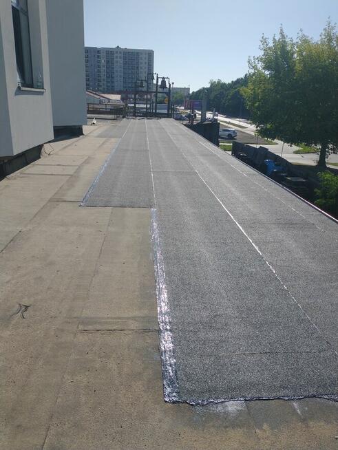 Prace dekarskie układanie papy termozgrzewalnej.