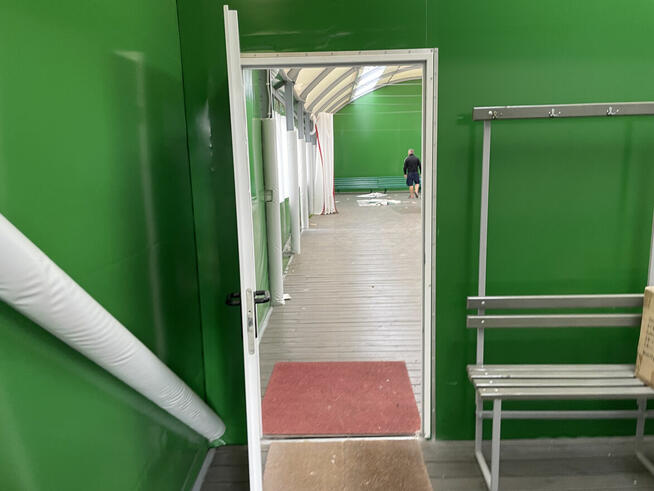Syndyk sprzeda halę namiotową 10x23m z zapleczem sanitarnym