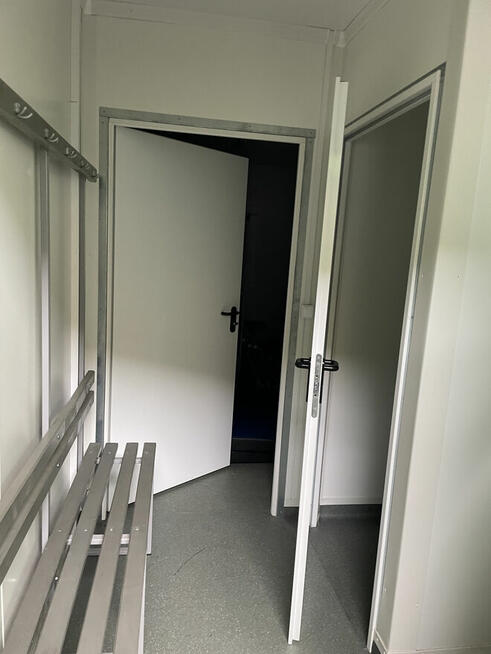 Syndyk sprzeda halę namiotową 10x23m z zapleczem sanitarnym