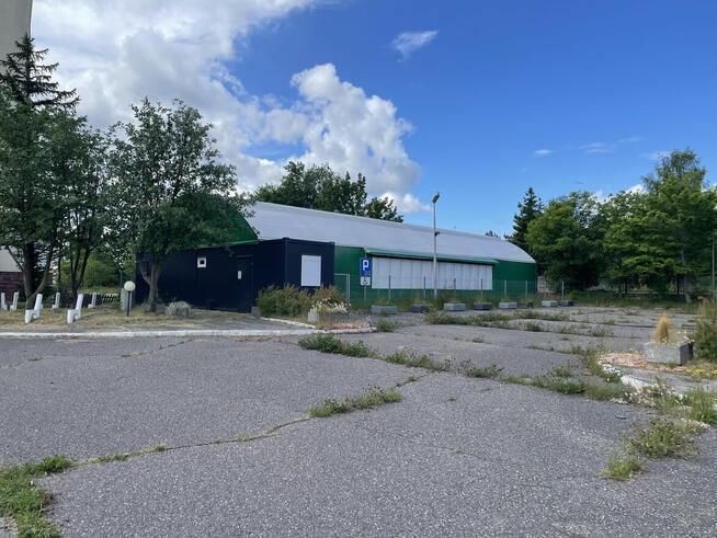 Syndyk sprzeda halę namiotową 10x23m z zapleczem sanitarnym