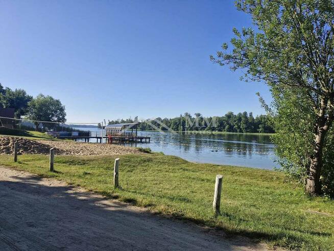 Działka rekreacyjna nad jeziorem.