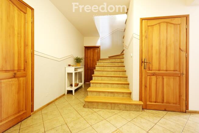 Duży zadbany dom z własnym lasem i stawem